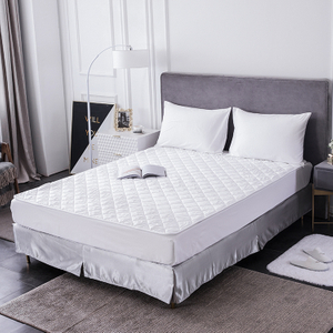 Personnalisez le protège-matelas de lit de chambre d'hôtel