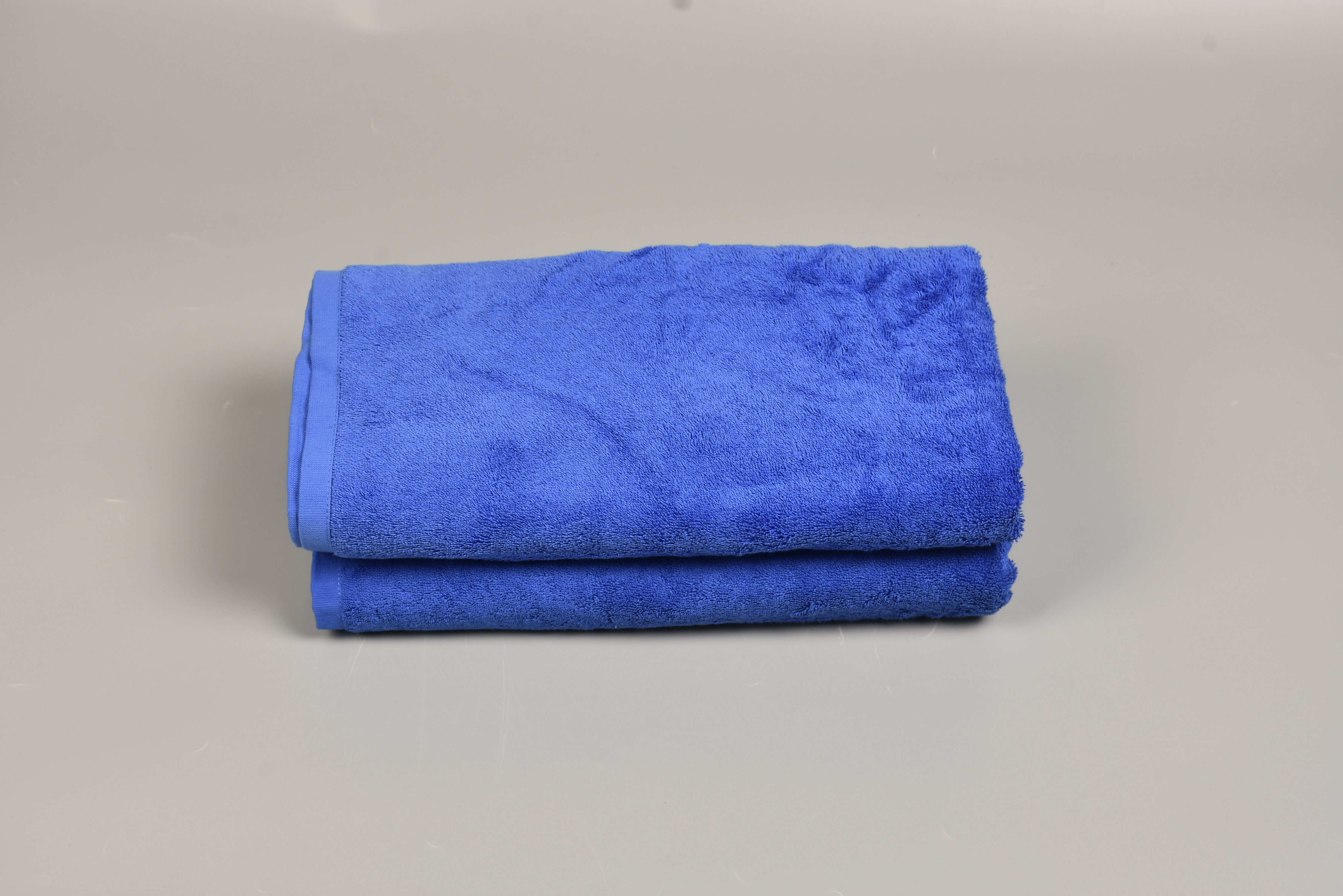 Serviettes de bain premium dans la chambre d'amis à l'entrée